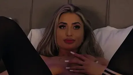 LoraDevine webcam model stream image