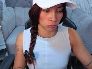 laura-b webcam model stream image