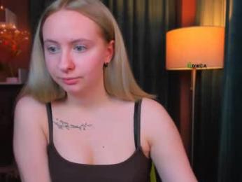 mila_glow webcam model stream image