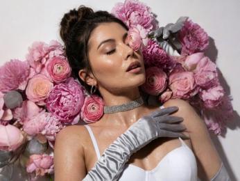 Alice webcam livejasmin model stream image