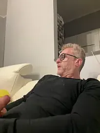 Axl_hot webcam model stream image