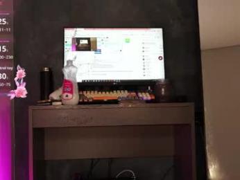 moonelly webcam model stream image