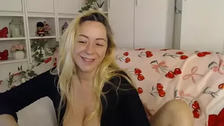 _karolynesyera_ webcam model stream image