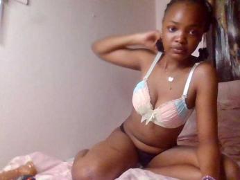 PrettyElle webcam model stream image