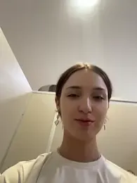 DollyTall webcam stripchat model stream image