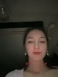 DollyTall webcam stripchat model stream image