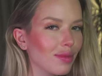 agent_blonde webcam model stream image