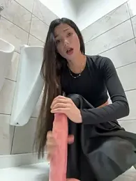 -_MiaQueen_- webcam stripchat model stream image