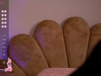 KairaAndrews bongacams stream image